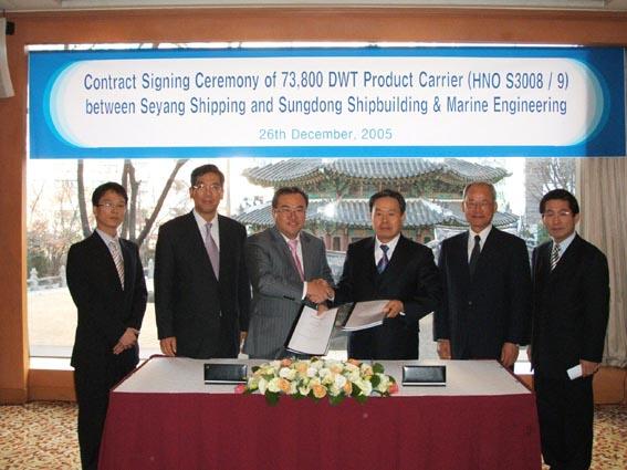 세양선박 임병석 회장(왼쪽 세번째)과 성동조선해양 정홍준 대표가 계약 체결후 악수하고 있다.