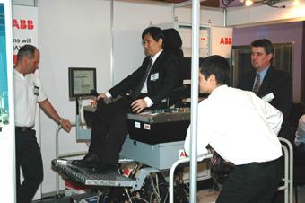 3층 전시장에 마련된 시뮬레이터를 체험하고 있는 참가자들.