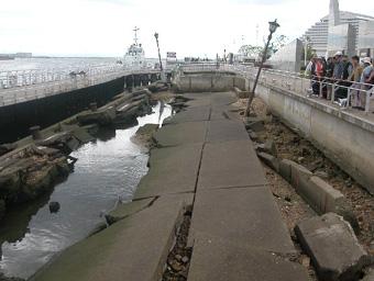 1995년 일본 한신대지진 당시 파괴된 항만의 일부를 아직 그대로 보존하고 있다.