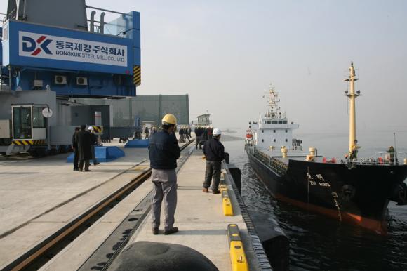 1월 17일 동국제강부두에 첫 입항한 중국선적의 지밍호(1,972톤급)