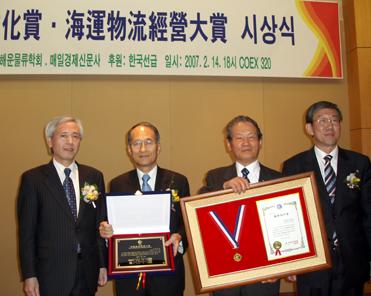 이진방 사장(왼쪽 두번째)과 김상진 전 회장(왼쪽 세번째) 그리고 시상자들이 기념촬영에 임하고 있다.
