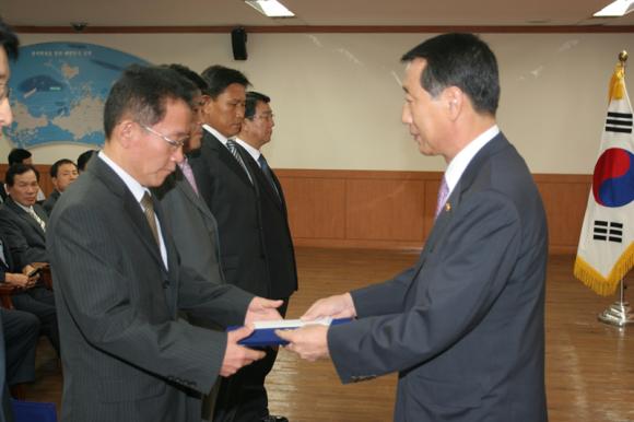 강무현 해양수산부장관(오른쪽)이 ‘10월의 자랑스런 해양수산공무원상’ 수상자들에게 시상하고 있다