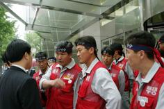 7월 30일 이전까지 대우조선노동조합은 실사저지 투쟁을 벌여왔다. 서울본사 앞 노동조합원들과 실사팀이 실랑이를 벌이고 있는 모습.