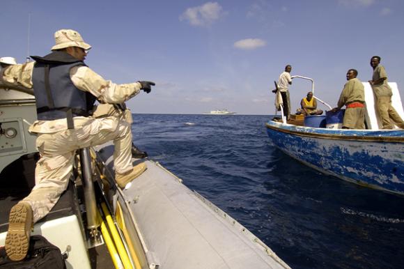 소말리아 해적행위가 심화되면서 UN안보리는 타국군대의 소말리아 영해 진입을 허용했다. 의심선박을 검문 중인 캐나다군.