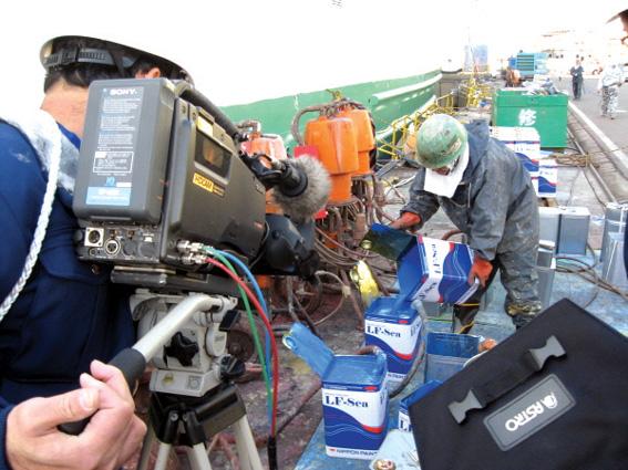일본 NHK사가 NPMC사의 방오도료 'LF-SEA'를 선박에 적용하는 모습을 취재하고 있다.