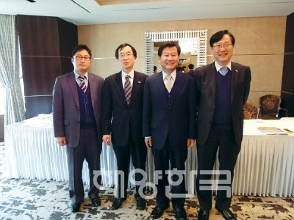 서울에서 '선박금융간담회'를 가졌던 이기우 부산시 경제부시장(우에서 두번째)과 부산시 '금융중심지 기획단' 일행