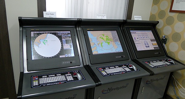사진 왼쪽부터 Chart Radar, ECDIS(전자해도정보표시장치), Conning System.