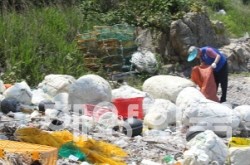 쓰레기를 수거하는 조정제 바살본 총재