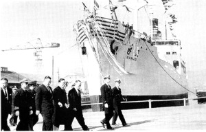 반도호 출항식에 참석한 윤보선 대통령(중앙)과 윤상송 학장(왼쪽)