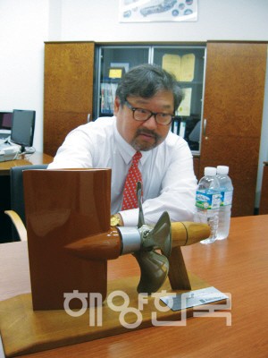 전완기 롤스로이드 마린 코리아 한국 지사장이 프로마스 모형을 통해 동 제품의 특징을 설명하고 있다