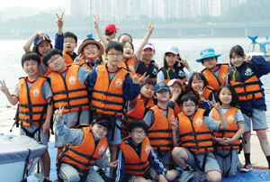이촌동 한강 수상레포츠 체험활동에 참가한 서울 동산 초등학교 학생들