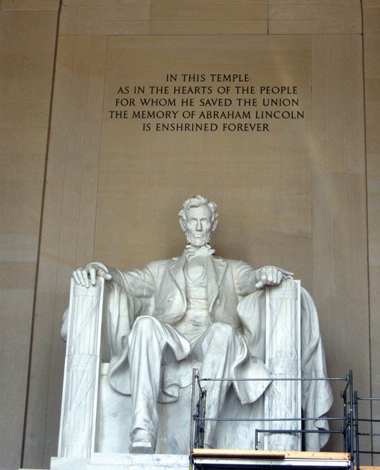 기념관 내부 중앙에 놓인 링컨조각상