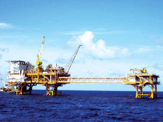 현대중공업이 해양플랜트 설치작업을 수행하고 있다.