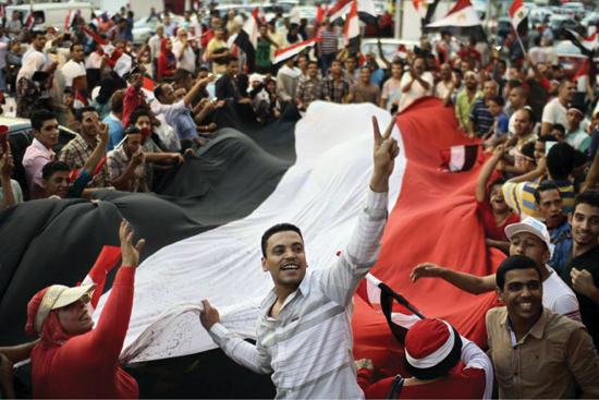 수에즈운하 개장식에서 환호하는 이집트 국민들