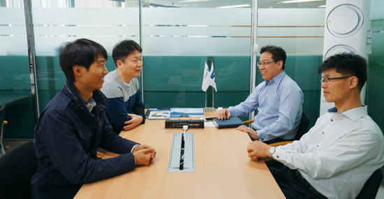 3월 24일 부산 마린센터에 위치한 윌헴슨쉽매니지먼트코리아 해기사들과 육상팀이 선내 인터넷 경험에 이야기를 나누고 있다.