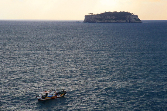 서귀포 앞바다 범섬을 향해 가고 있는 배