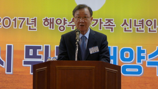 한국해양산업총연합회 이윤재 회장이 신년사를 전하고 있다.