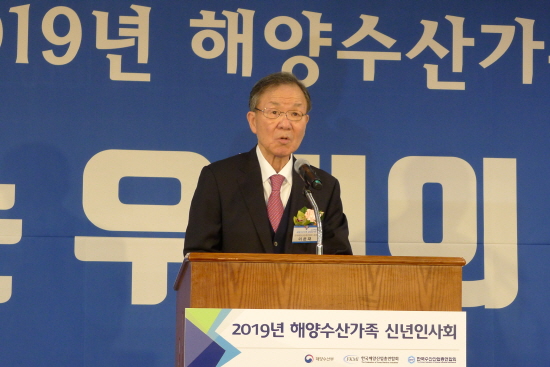 2019 해양수산가족 신년인사회에서 해양산업총연합회 이윤재 회장이 신년사를 하고 있다.