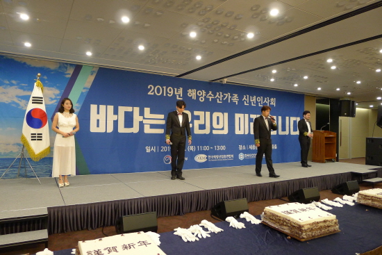2019 해양수산가족 신년인사회에서 팝페라 그룹 '케이페라 너울’팀의 축하공연이 진행됐다. 