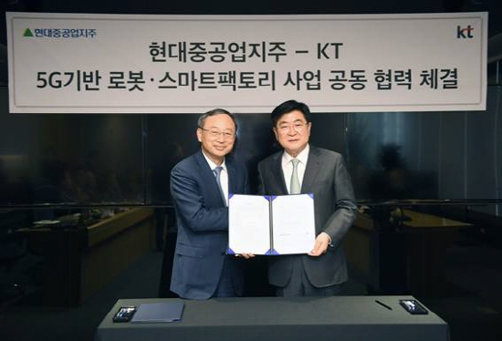 권오갑 현대중공업지주 부회장(사진 우측)과 황창규 KT 회장(사진 좌측)이 10일(금) 서울 광화문 KT 사옥에서 ‘5G 기반 로봇 스마트사업 공동 협력’을 위한 업무 협약(MOU)을 체결했다.