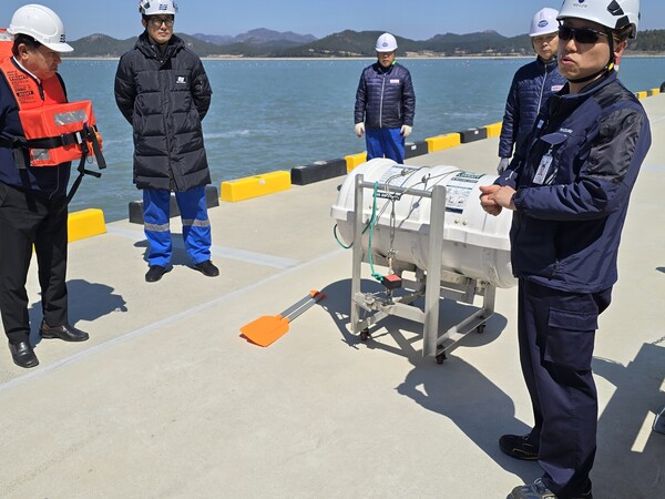 김택균 해사안전감독관이 선원 안전 시범 교육을 지도하고 있다.