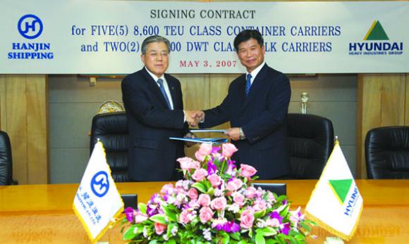 한진해운이 4,300teu급 컨테이너선박 4척의 발주계약을 삼성중공업과 체결했다. 박정원 한진해운 사장과 김징완 삼성중공업 사장이 계약서에 서명을 하고 있다.
