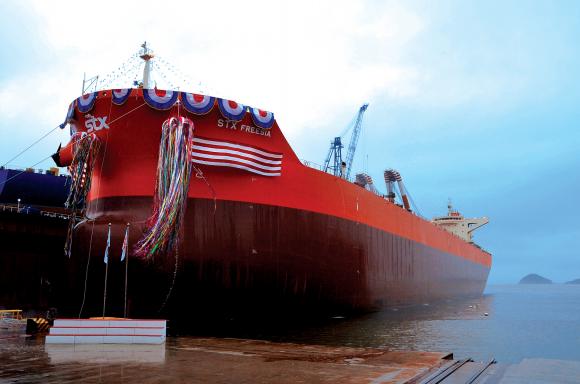 STX팬오션이 7월 23일 진해 STX조선해양에서 건조한 광탄운반선 ‘STX 프리지아’호를 성공적으로 인도받았다. ‘STX프리지아’호는 18만 1,000DWT급 케이프사이즈 선박으로 그 동안 포스코와의 철광석 수송을 맡아온 ‘대우 스피리트’호의 대체선으로 건조됐다.